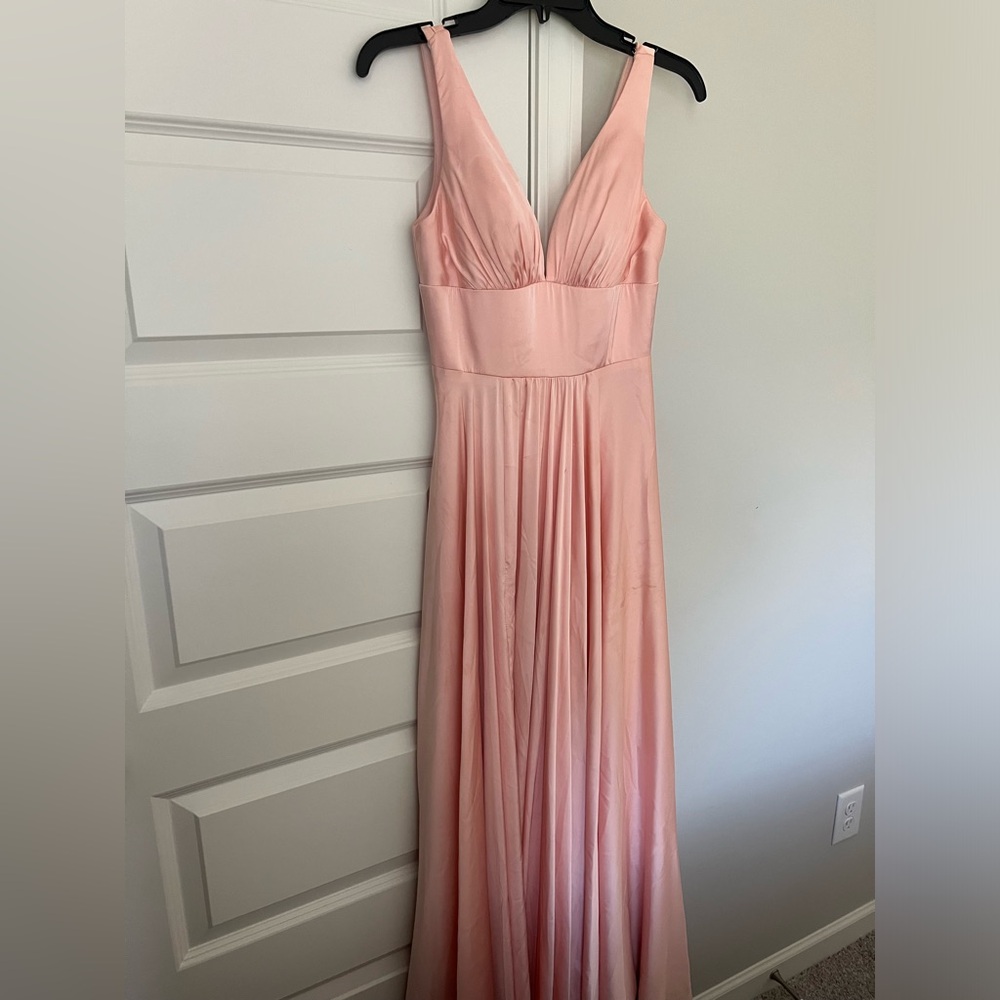 Size 2, fits more like a 0, formal dress. Work Once.